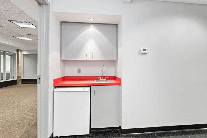 More Photos Of 1514 Commerce Ave, Carlisle Light Distribution For Lease