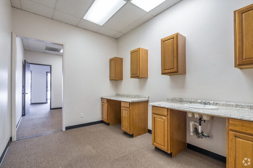 More Photos Of 12501-12607 Gulf Fwy, Houston Unknown For Lease