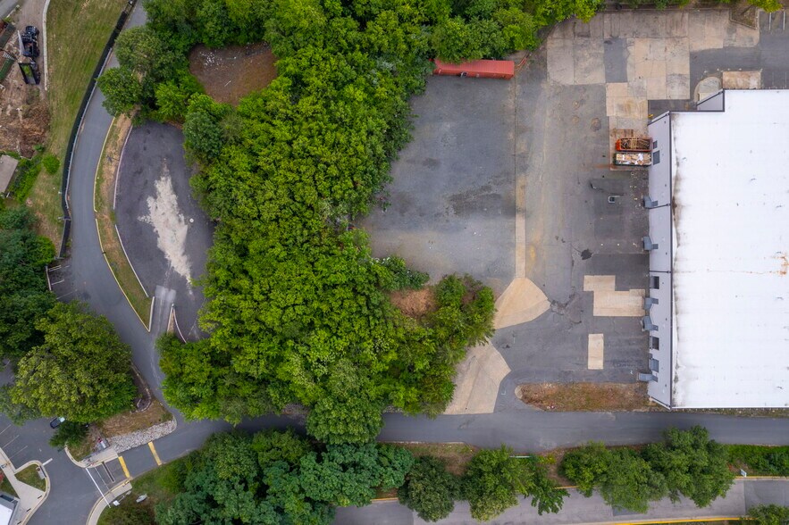 More Photos Of 5731 General Washington Dr, Alexandria Distribution For Sale
