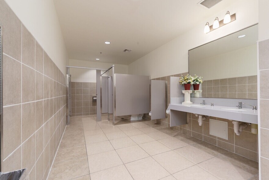 More Photos Of 2311 Statham Blvd, Oxnard Warehouse For Lease