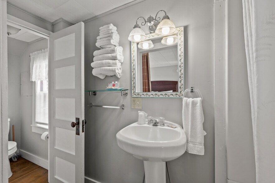 More Photos Of 291 Endicott St N, Laconia Hotel For Sale