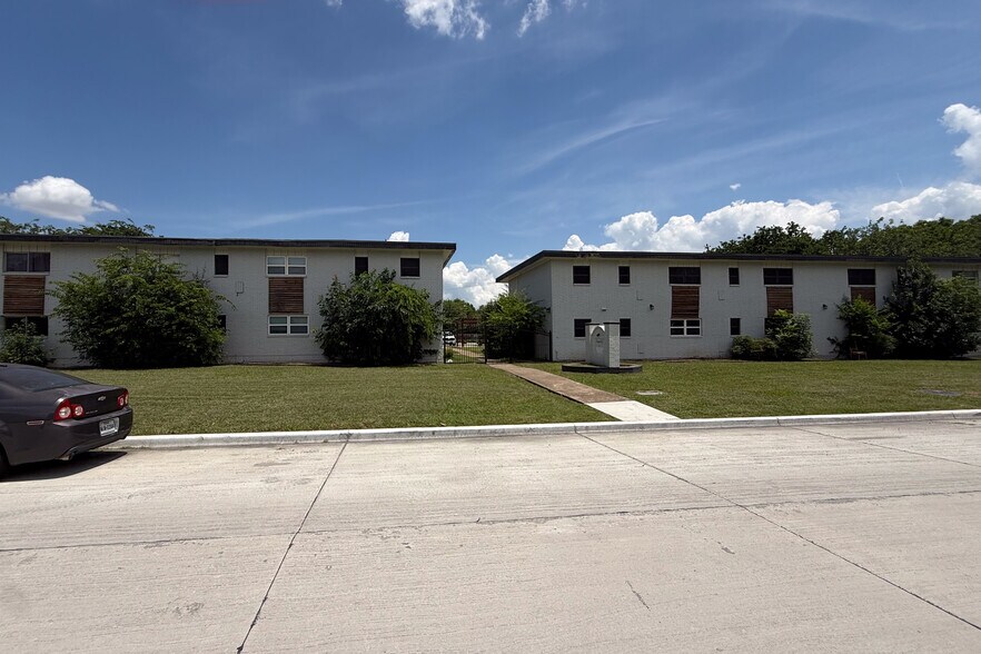 More Photos Of 1234 Templecliff Dr, Dallas Apartments For Sale