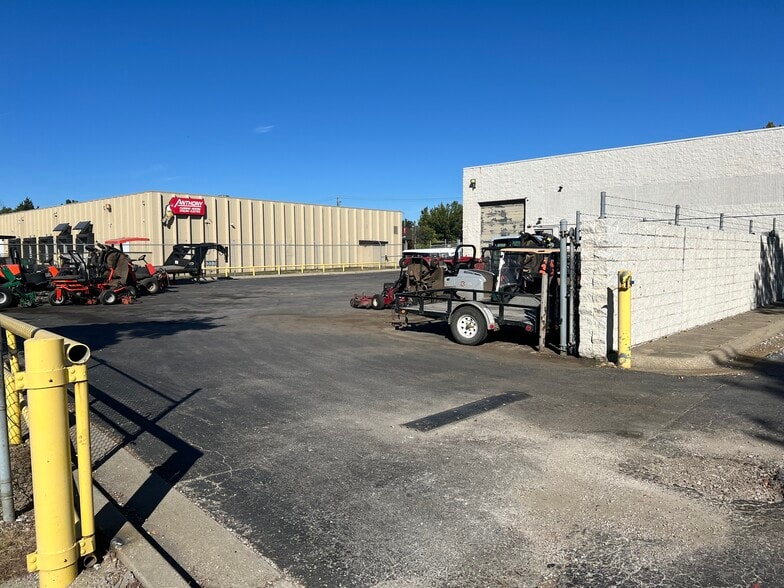 More Photos Of 9900 Lackman Rd, Lenexa Showroom For Sale