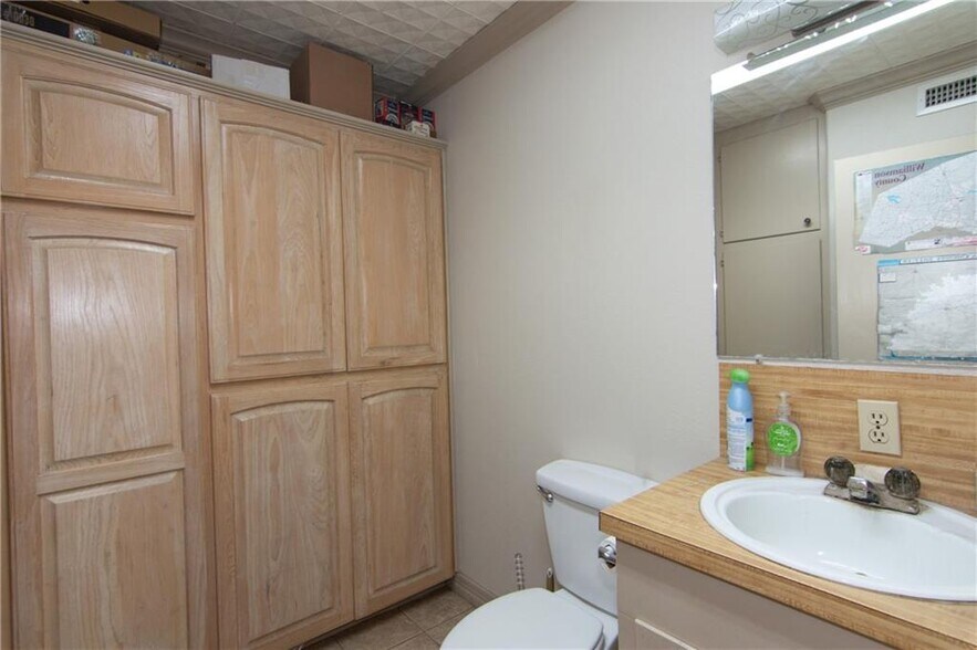 More Photos Of 500 Southland Dr, Burnet Flex For Lease