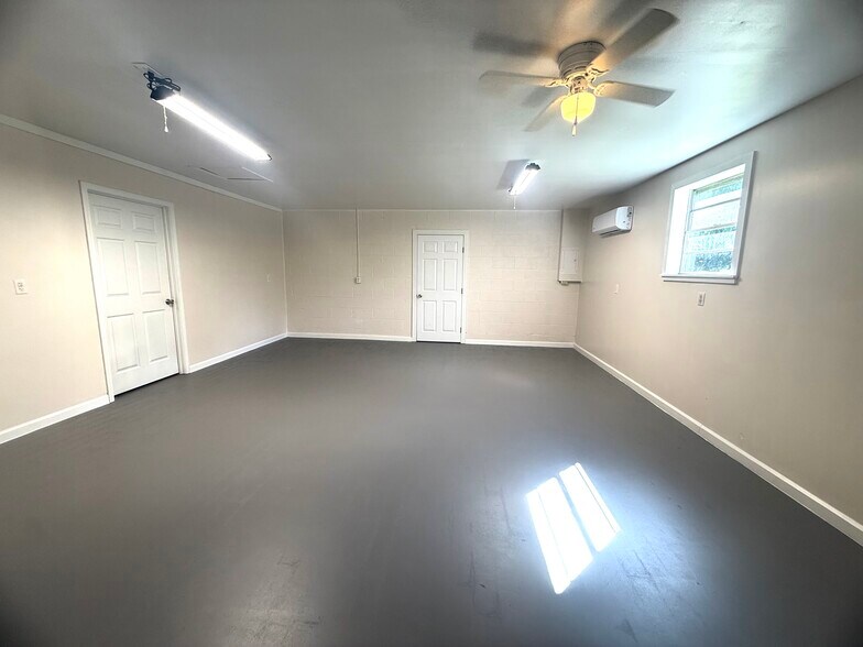 More Photos Of 1074 S Main St, Crossville Office For Sale