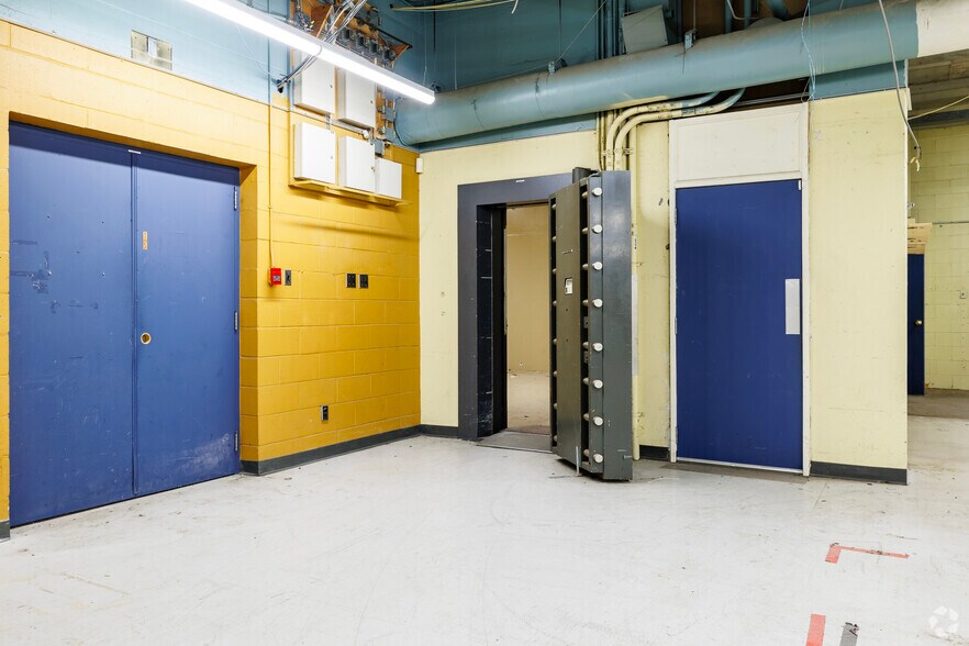 More Photos Of 2325 Rue Dandurand, Montréal Warehouse For Lease