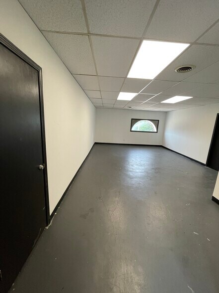 More Photos Of 10605-10715 E Winner Rd, Independence Storefront Retail Office For Lease