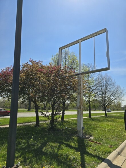 More Photos Of 8400 Wayne Rd, Romulus Freestanding For Lease