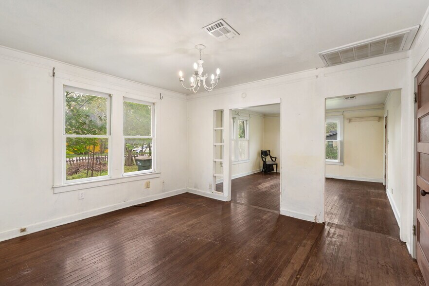 More Photos Of 200 Elm St, Buda Office For Sale