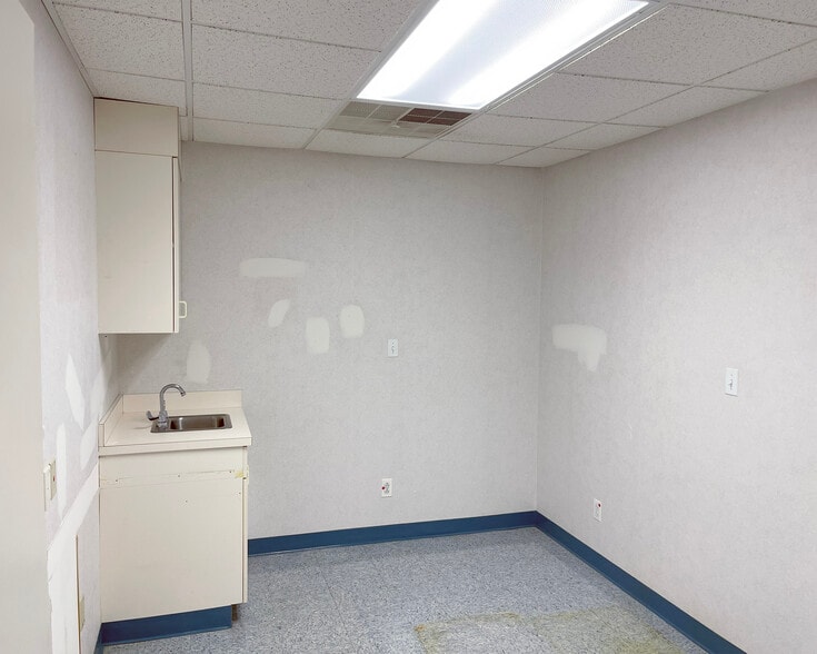 More Photos Of 800 Coventry Dr, Phillipsburg Office For Sale