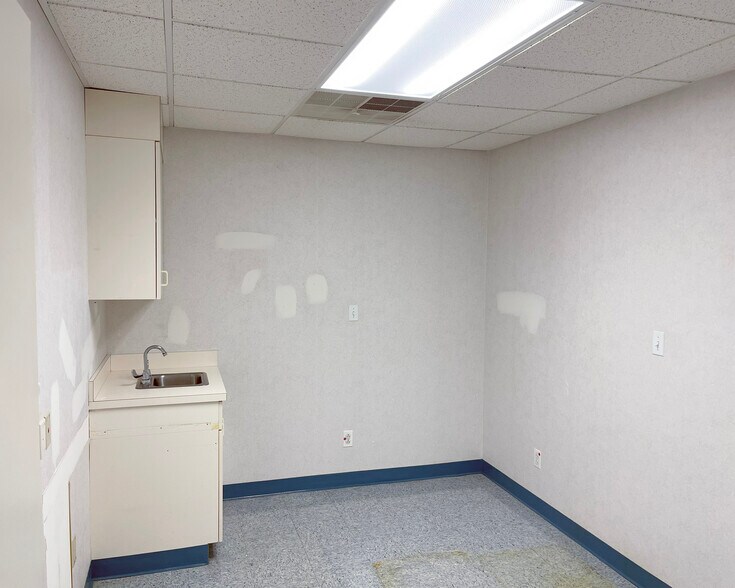 More Photos Of 800 Coventry Dr, Phillipsburg Office For Sale