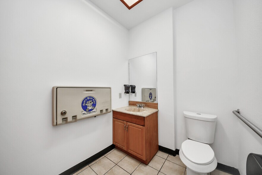 More Photos Of 13615 Bellaire Blvd, Houston Medical For Lease