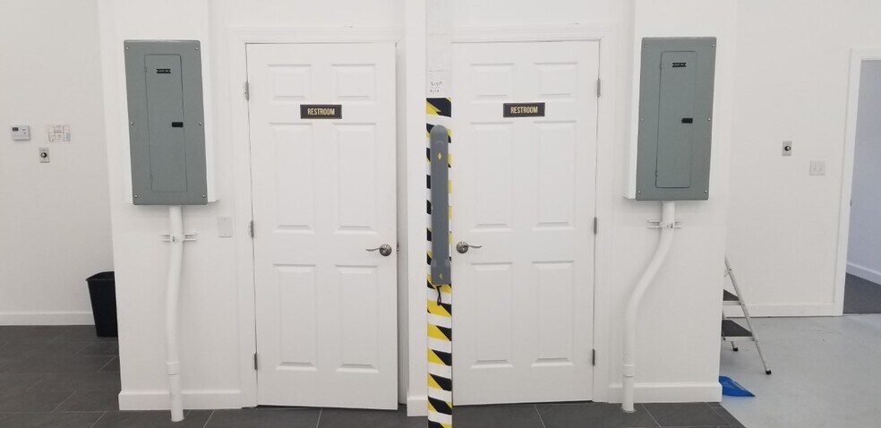 More Photos Of 174 Semoran Commerce Pl, Apopka Light Distribution For Lease