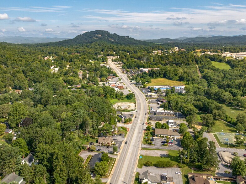 More Photos Of 104 Clairmont Dr, Hendersonville Storefront For Sale