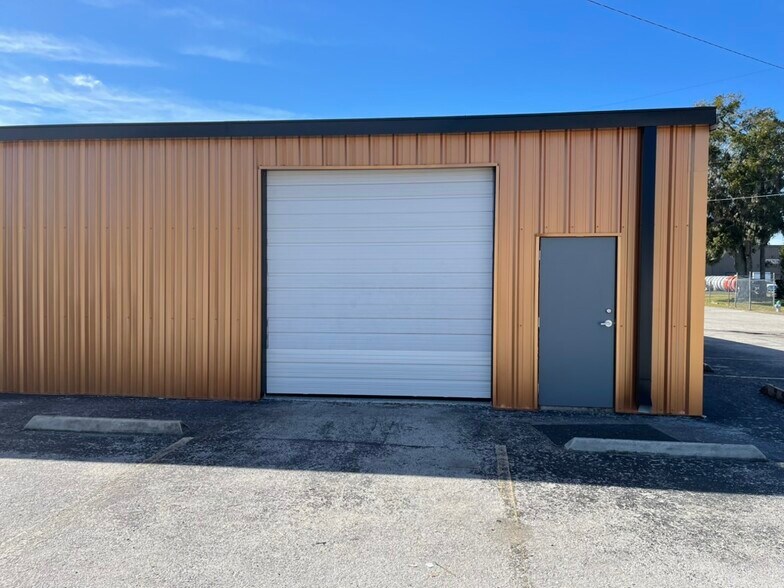 More Photos Of 700 S Milwee St, Longwood Warehouse For Lease