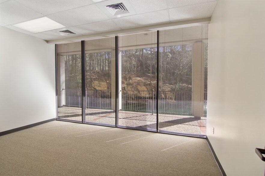 More Photos Of 2020 N Loop Fwy W, Houston Office For Lease