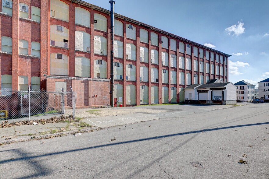 More Photos Of 27 Healy St, New Bedford Warehouse For Lease