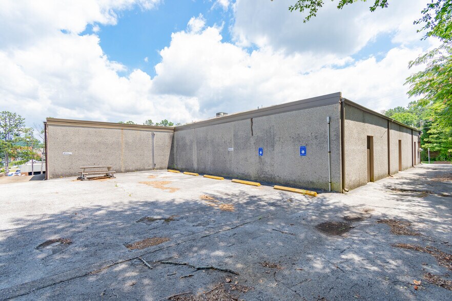 More Photos Of 1401 Applewood Dr, Dalton Medical For Lease