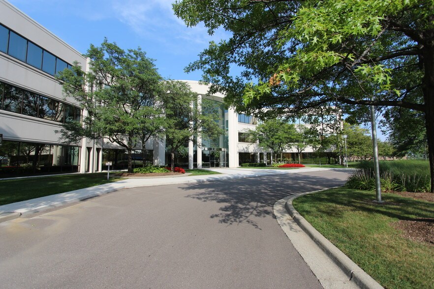 More Photos Of 900 Wilshire Dr, Troy Office For Lease