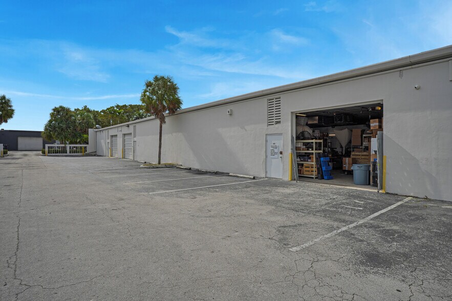 More Photos Of 8105 NW 33rd Street, Doral Flex For Sale