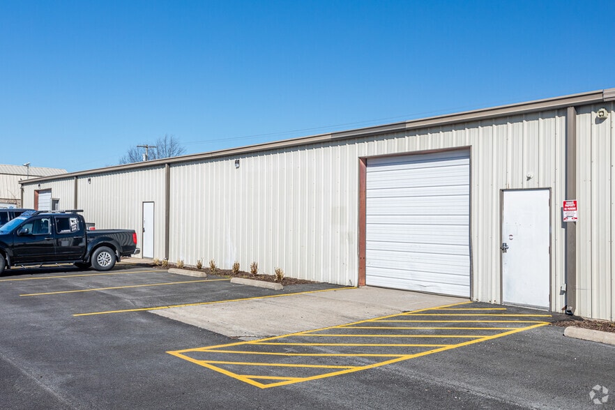 More Photos Of 908 SE 21st St, Bentonville Showroom For Lease