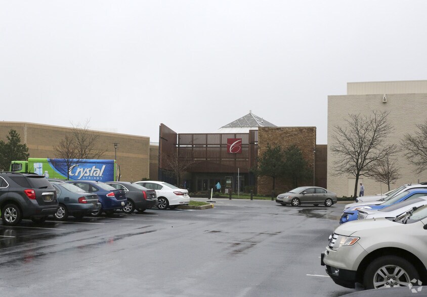 More Photos Of 100-808 Christiana Mall, Newark Unknown For Lease