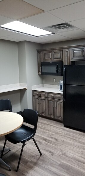 More Photos Of 312-314 Martin Luther King Jr Blvd, Evansville Office For Sale