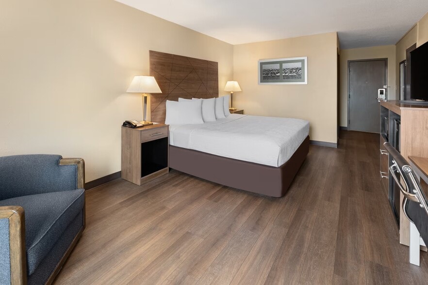 More Photos Of 2537 Rochester Ct, Troy Hotel For Sale