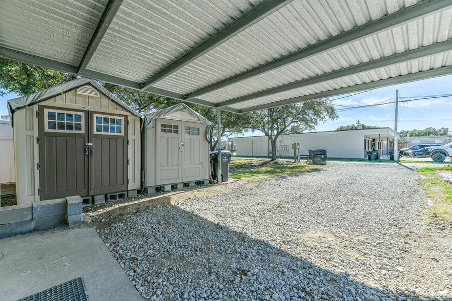 More Photos Of 121 W Sealy St, Alvin Freestanding For Sale