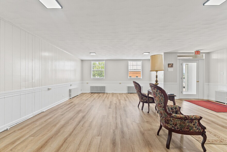 More Photos Of 525 7th St, Altavista Office For Sale