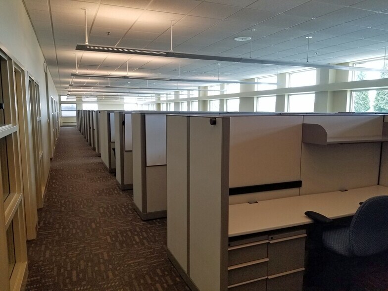 More Photos Of 2571 S Hemlock Rd, Green Bay Office For Sale
