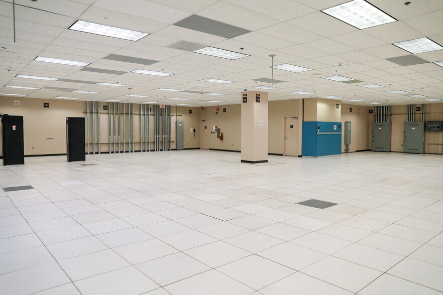 More Photos Of 1001 Windward Concourse, Alpharetta Industrial For Lease