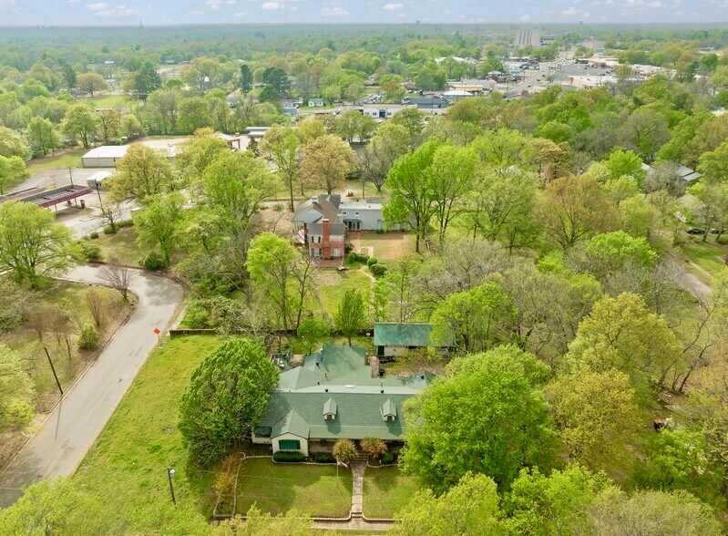 More Photos Of 600 Crockett Cir, Paris Specialty For Sale
