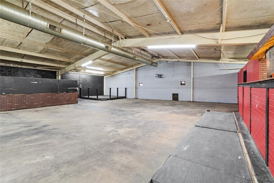 Primary Photo Of 125 Burrell Dr, Dallas Service For Lease