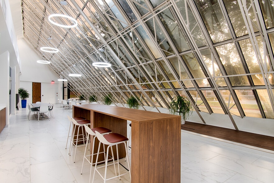 More Photos Of 8200 Brookriver Dr, Dallas Unknown For Lease