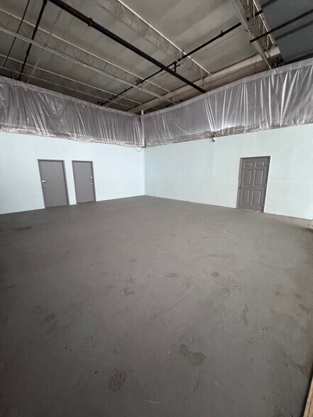 More Photos Of 5107 W University Blvd, Jacksonville Warehouse For Lease