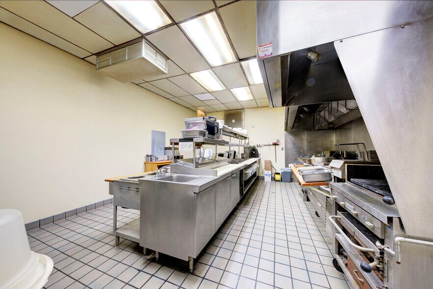 More Photos Of 1744 Biddle Ave, Wyandotte General Retail For Sale