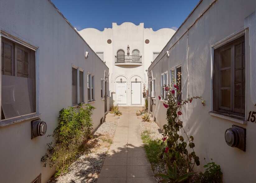 Primary Photo Of 1520 Menlo Ave, Los Angeles Apartments For Sale
