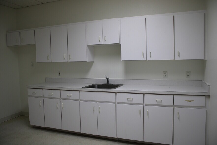 More Photos Of 3311-3345 Medical Hill Rd, Sebring Medical For Lease