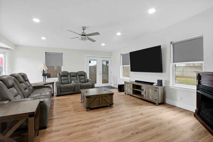 More Photos Of 5037 Texas 123, Seguin Office For Sale