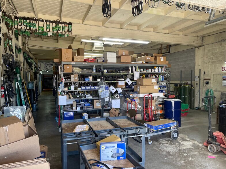 More Photos Of 104 S Pacific Hwy, Cottage Grove Storefront For Sale