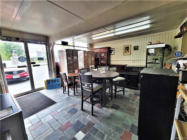 More Photos Of 186 E Broadway, Monticello Service For Sale