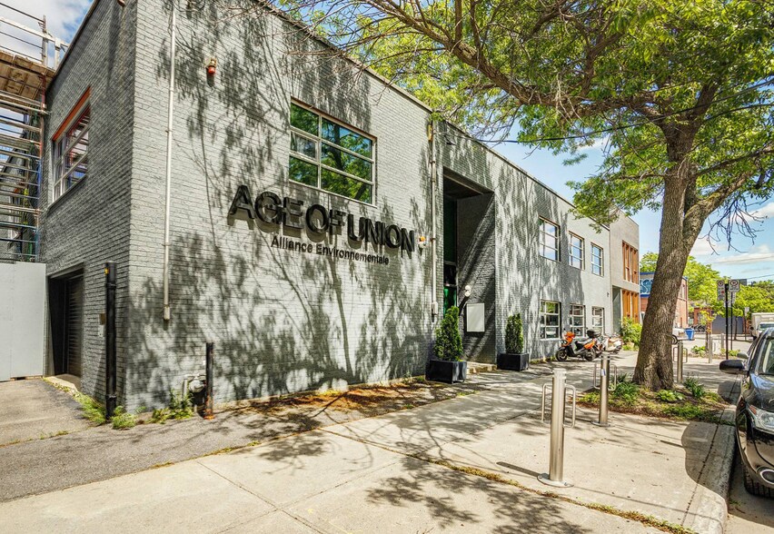 Primary Photo Of 7049 Rue Saint-Urbain, Montréal Showroom For Sale