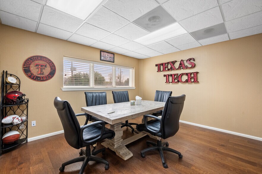 More Photos Of 2529 74th St, Lubbock Office For Sale