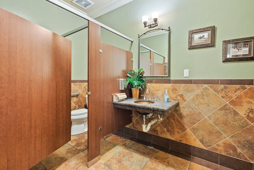 More Photos Of 829 San Benito St, Hollister Office For Sale