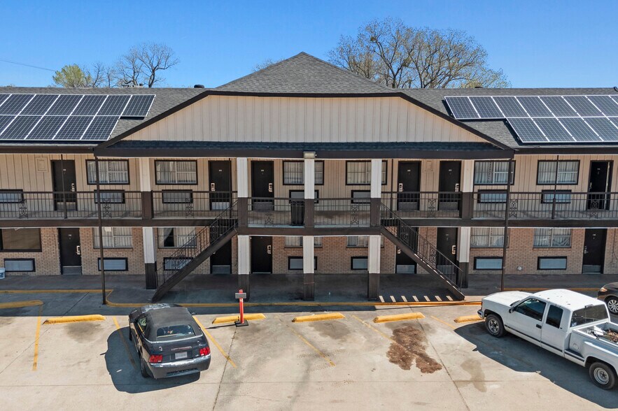 More Photos Of 1907 Lamar Ave, Paris Hotel For Sale