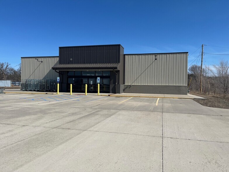 Primary Photo Of 704 N Willow St, Royalton Freestanding For Lease