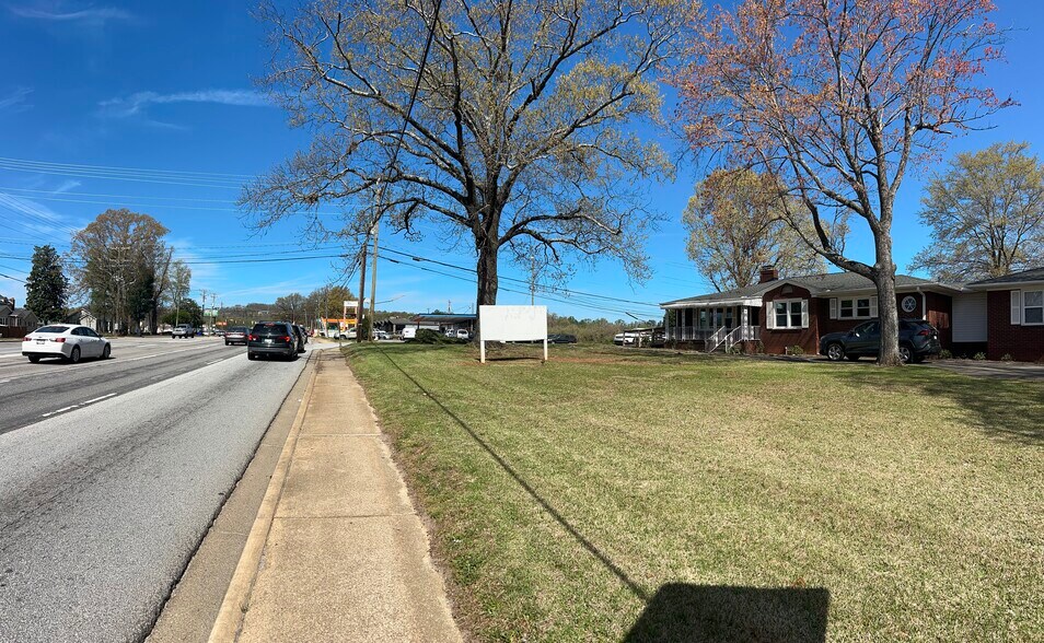 More Photos Of 1934 N Pleasantburg Dr, Greenville Medical For Lease