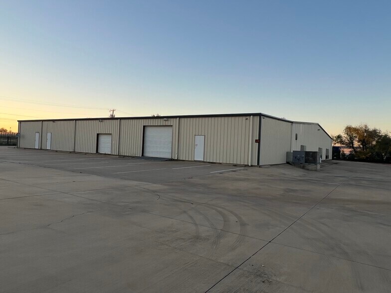 More Photos Of 10100 Hicks Field Rd, Fort Worth Warehouse For Lease