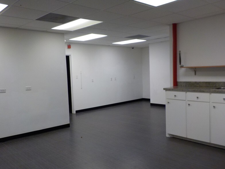More Photos Of 3700 N 10th St, McAllen Office For Lease